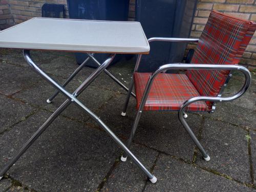 Tafeltje met stoeltje voor kinderen