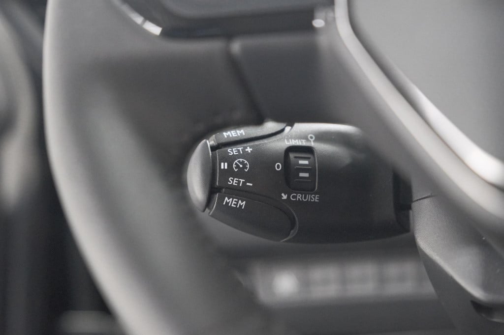 Peugeot 208 puretech 100 allure pack | camera | apple carplay | stoelverwar