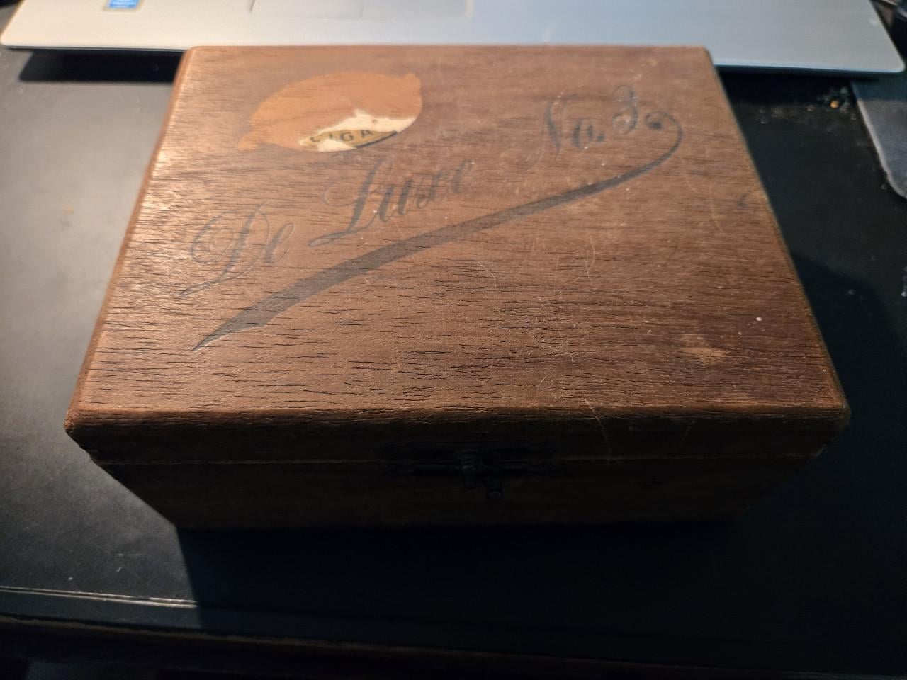 Houten sigarenkistje van het merk Botyco met "De Luxe No. 3" Leeg.
