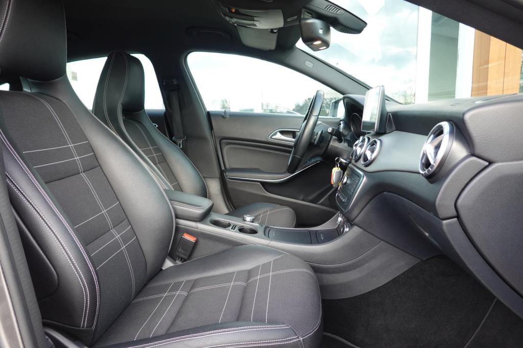 Mercedes-Benz Cla shooting brake 180 orangeart edition