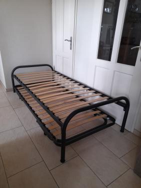 Zwart Bed met onderschuif bed (in goede nette staat)