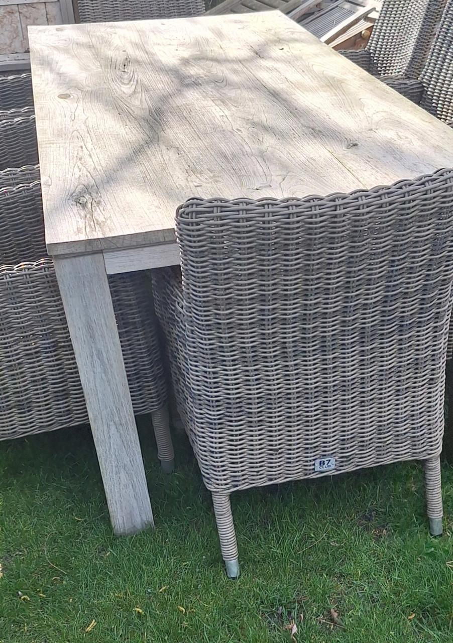 Teakhouten tuintafel en acht stoelen