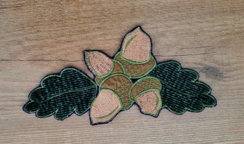 Grote applicatie met bladeren en eikeltjes, 25x13 cm