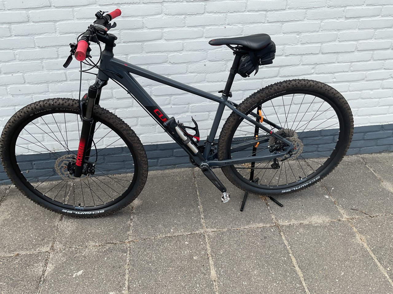 Te koop z.g.a.n.super mooie mountainbike 29er cube Attention,Kleur grijs’