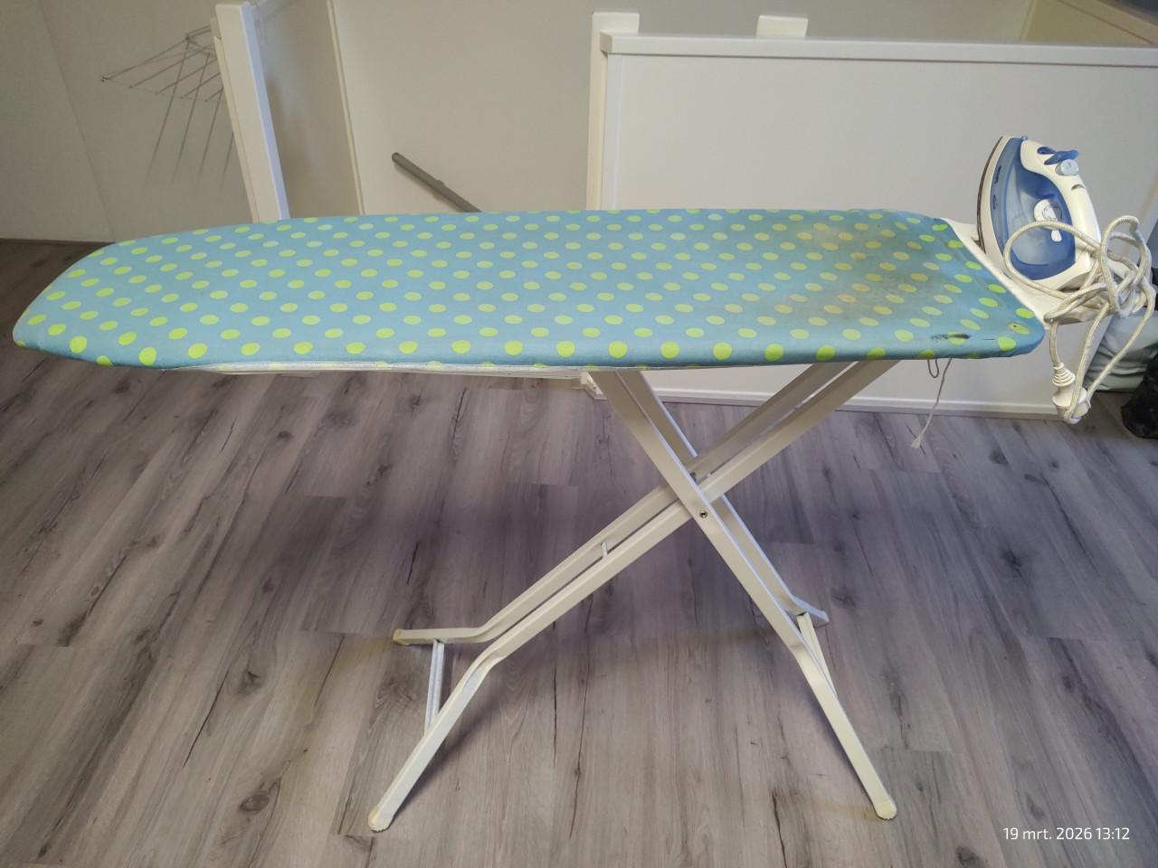 Strijkplank met strijkijzer