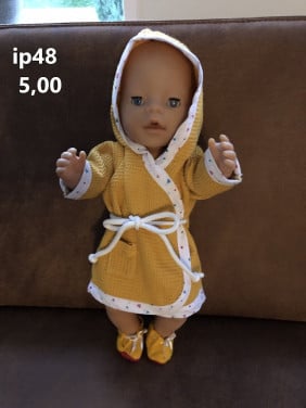 Baby born / babyborn badjas. Opbrengst KiKa. Poppenkleertjes.