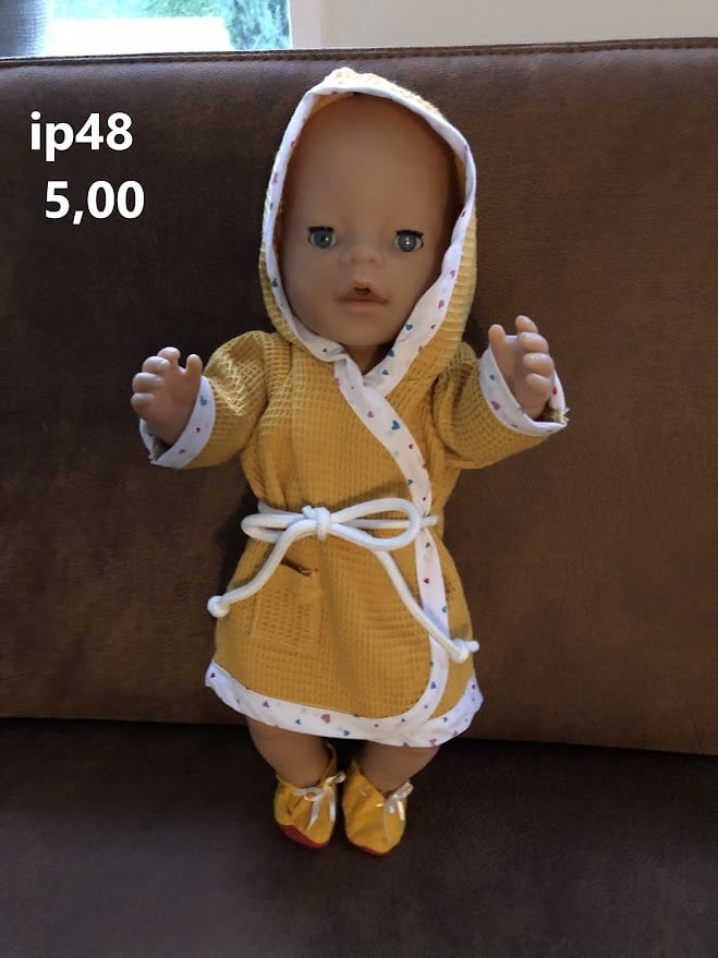Baby born / babyborn badjas. Opbrengst KiKa. Poppenkleertjes.