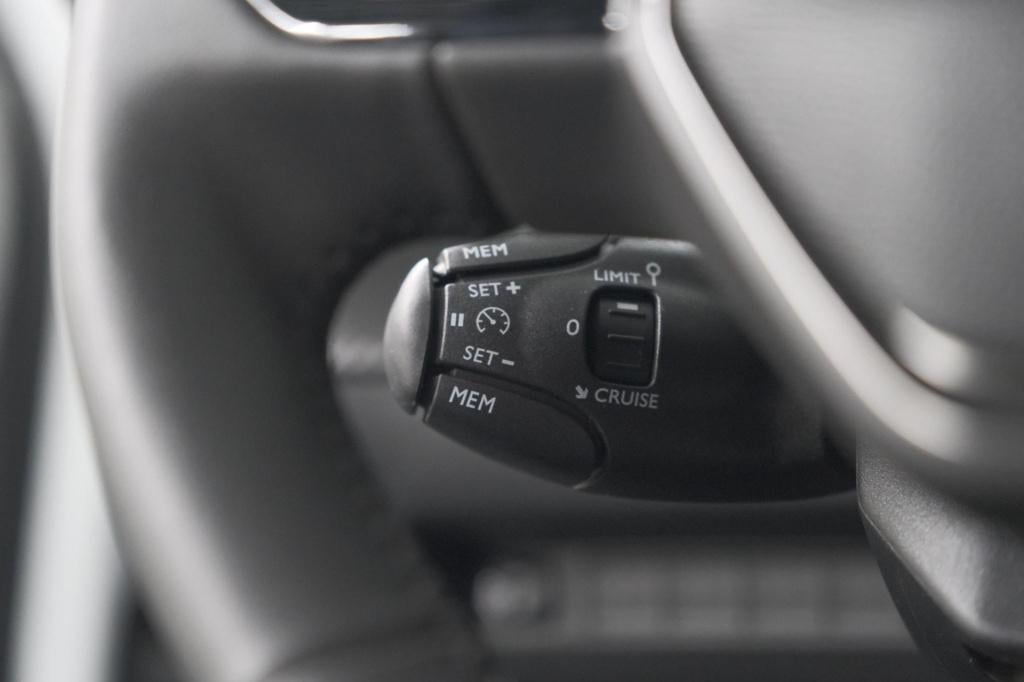 Peugeot 2008 puretech 100 allure | camera | navigatie | parkeersensoren | a