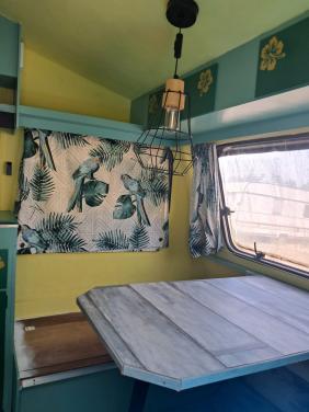 Unieke retro caravan, groen/geel, 4 slaapplaatsen.