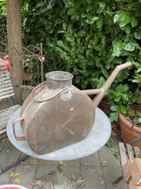 Oude metalen oliekan