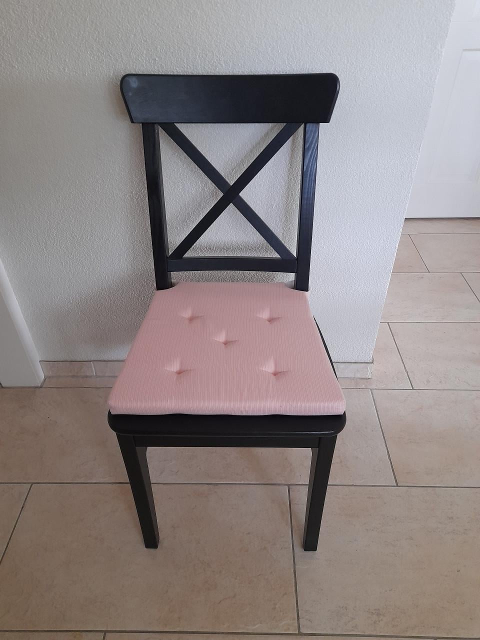 4 nette stoelen (z.g.a.n.) eventueel met kussens!