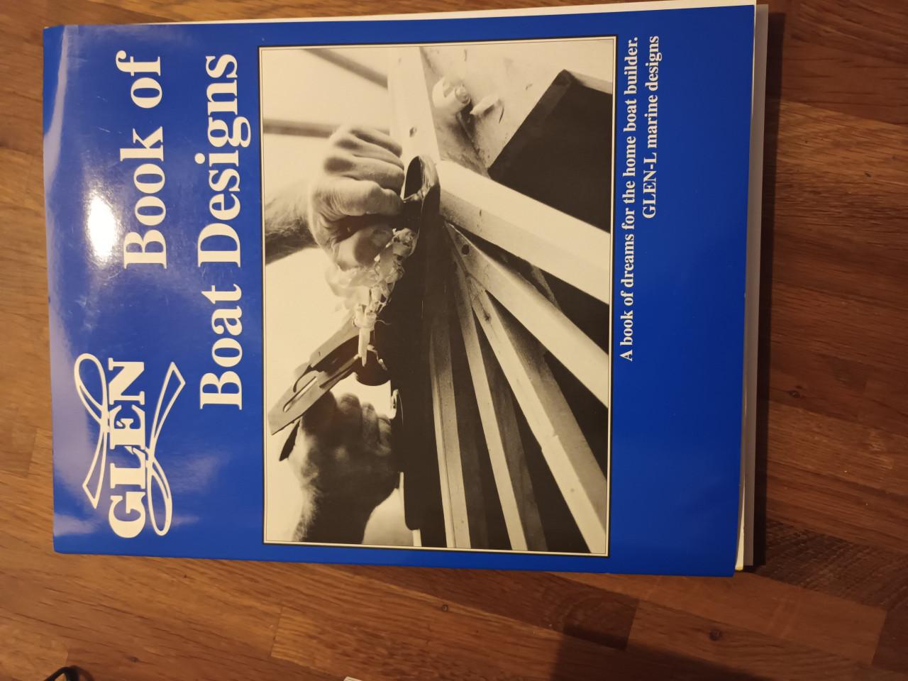 Diverse boeken over het bouwen van boten