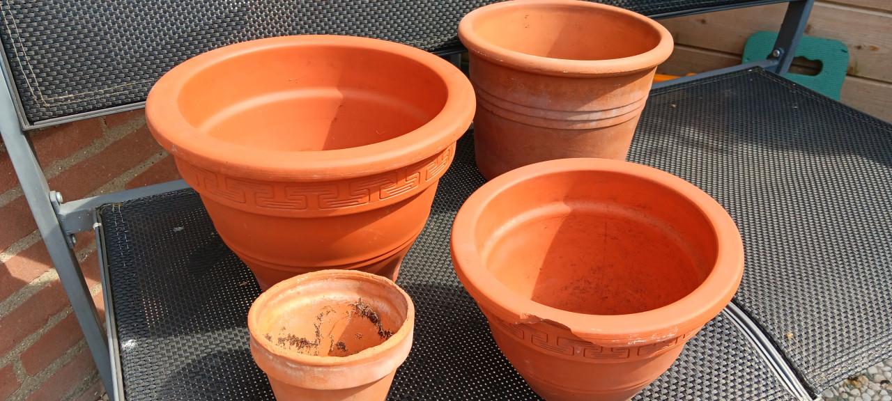 TERRACOTTA BLOEMPOTTEN