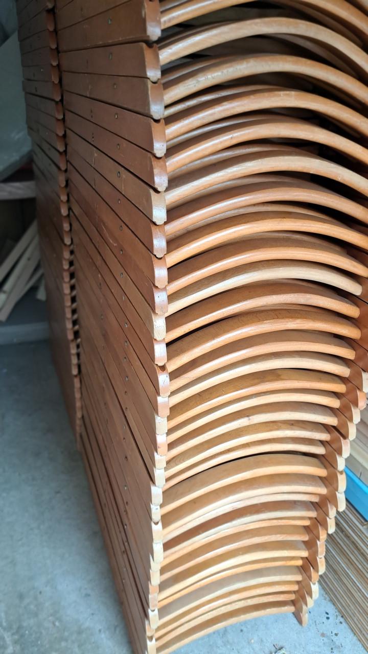Partij houten klapstoelen