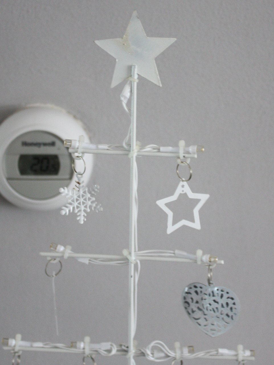 Metalen kerstboom met bedeltes en lichtjes