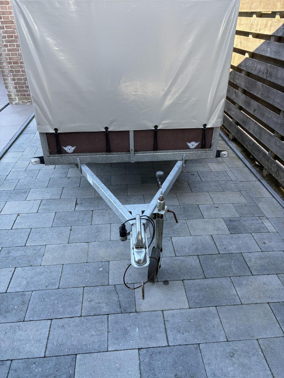 Aanhanger met loofrekken en huif