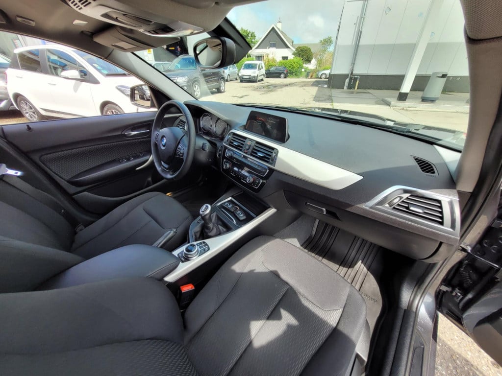 BMW 1 Serie 116i executive advantage . navi climate pdc lm velgen led stoel