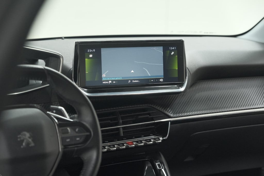 Peugeot 208 puretech 100 eat8 allure | camera | apple carplay | navigatie |
