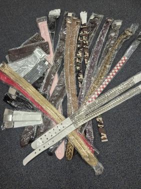 Partij van 100 sieraden  / sjaals / riemen