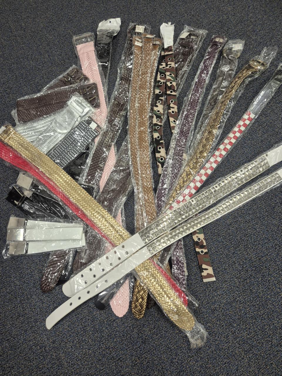 Partij van 100 sieraden  / sjaals / riemen