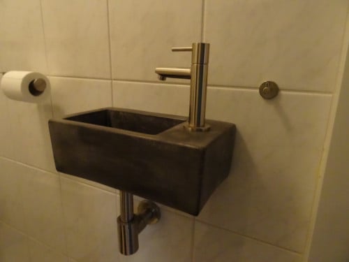 Zwaar betonnen wc fonteintje, wasbakje van het merk Solidus