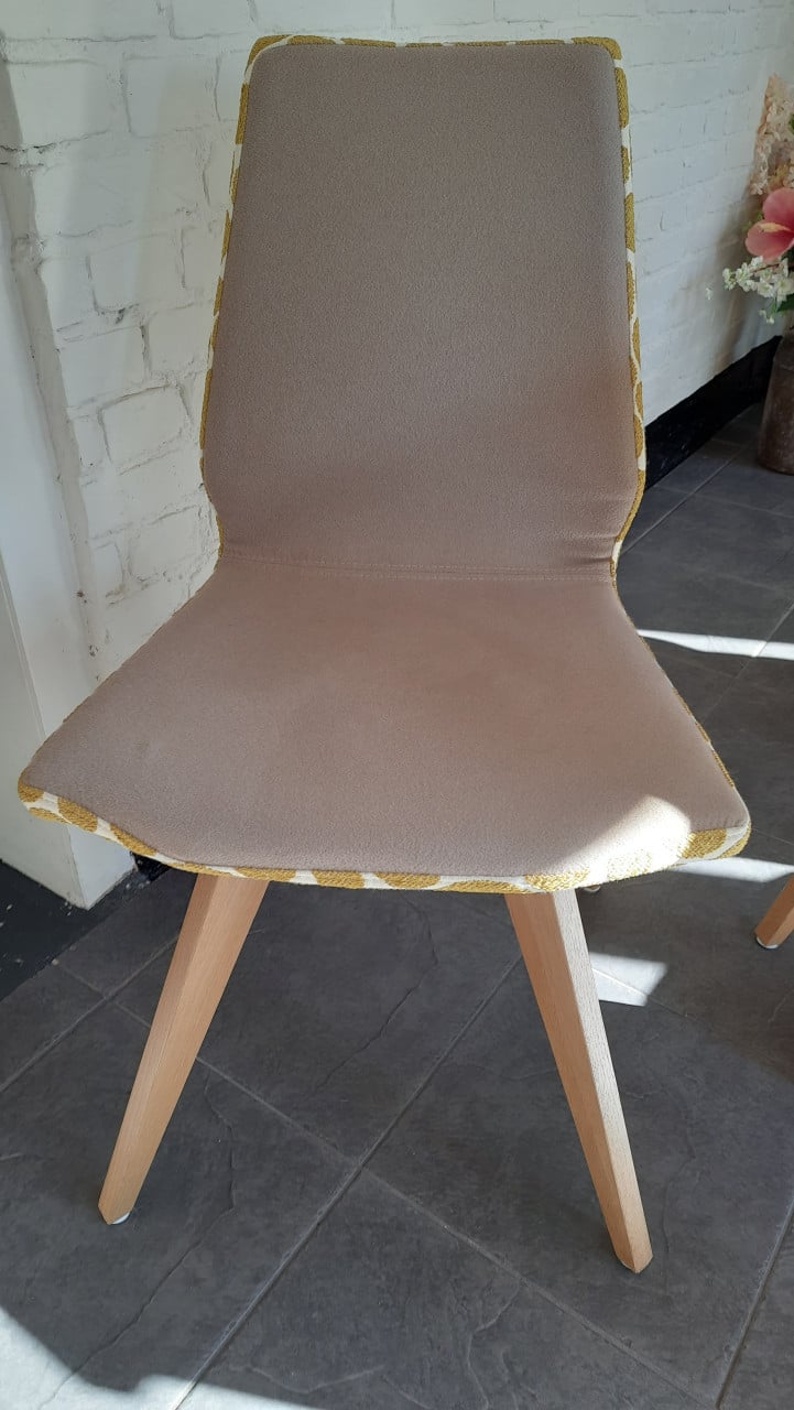 4 fraaie stoelen + teakhouten eettafel