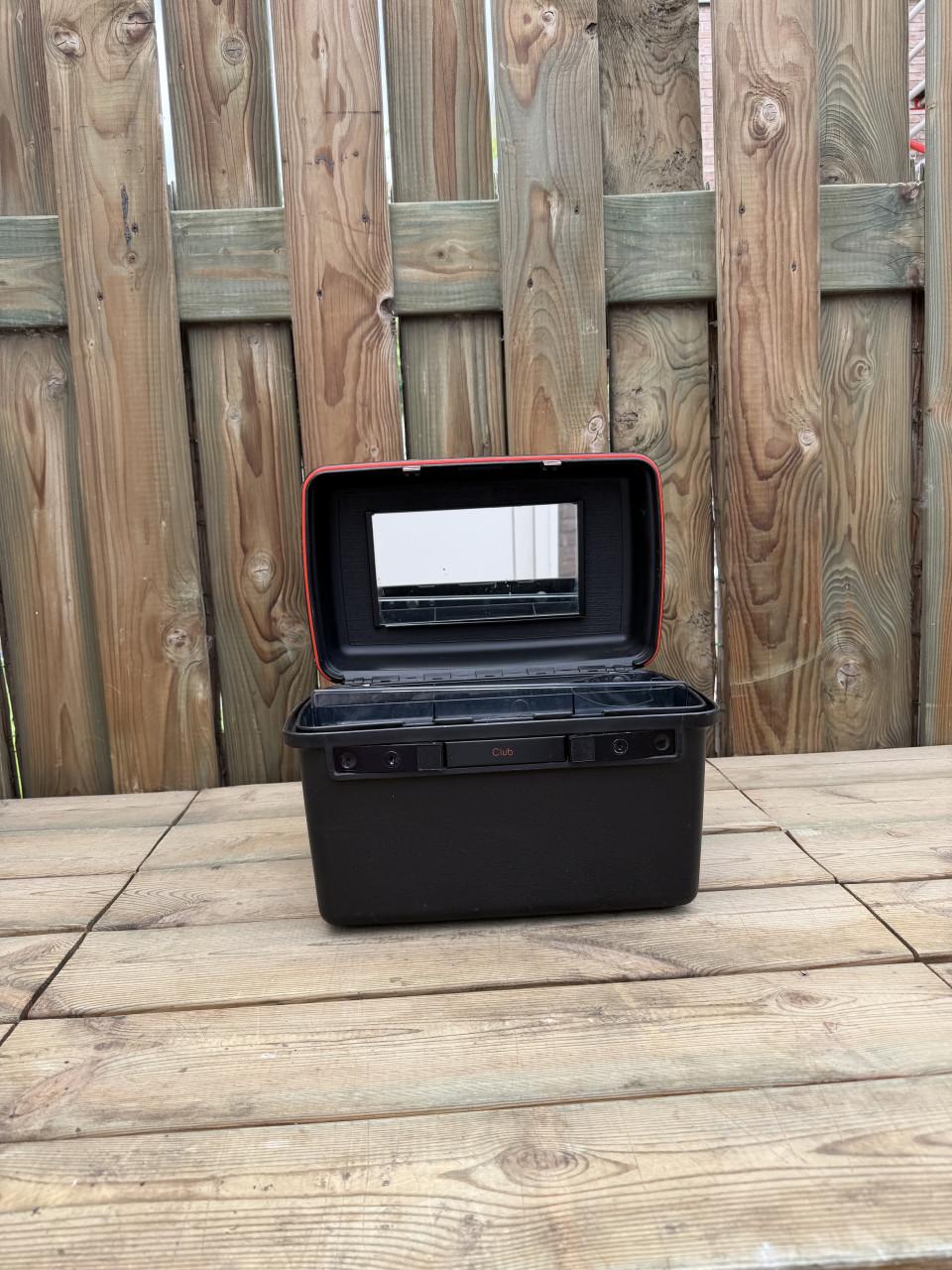 Delsey Club hardcase beautycase zwart met spiegel en slot