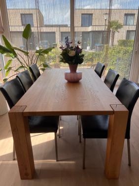 Robuuste eetkamertafel 200 x 100 cm en 6 stoelen van echt leer