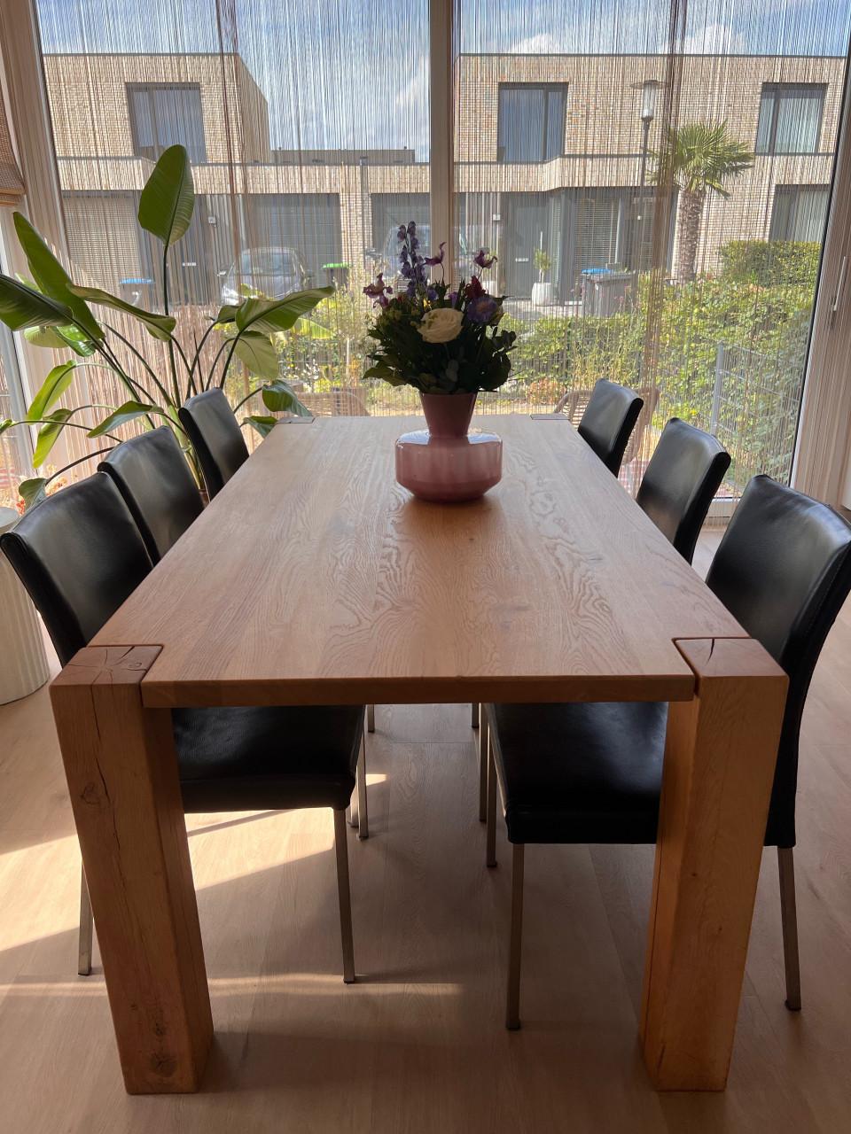Robuuste eetkamertafel 200 x 100 cm en 6 stoelen van echt leer