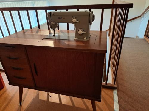 Vintage Naaimachine Pfaff 260 met houten ombouwkast