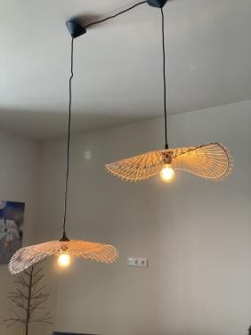 Twee rieten hanglampen