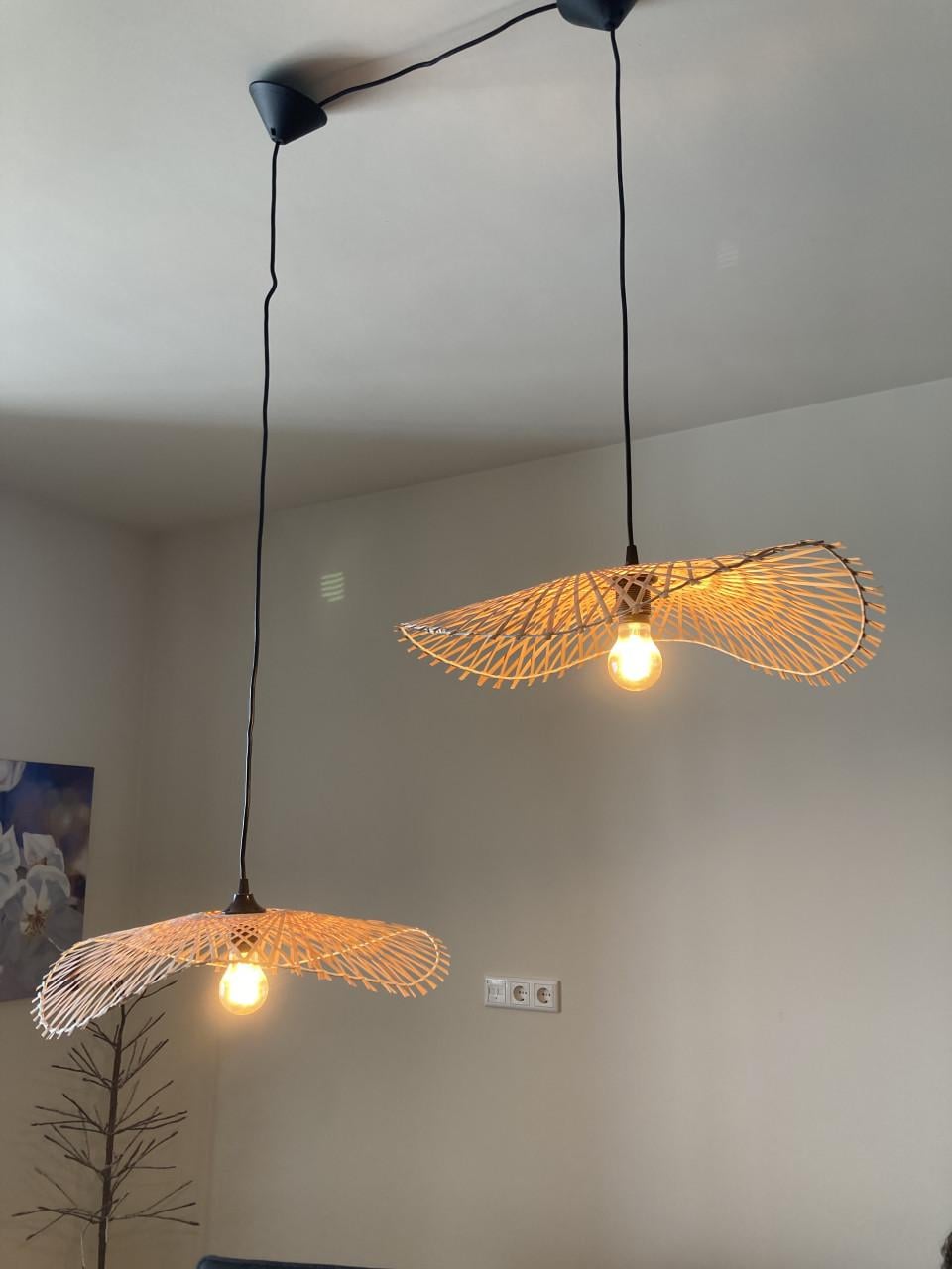 Twee rieten hanglampen