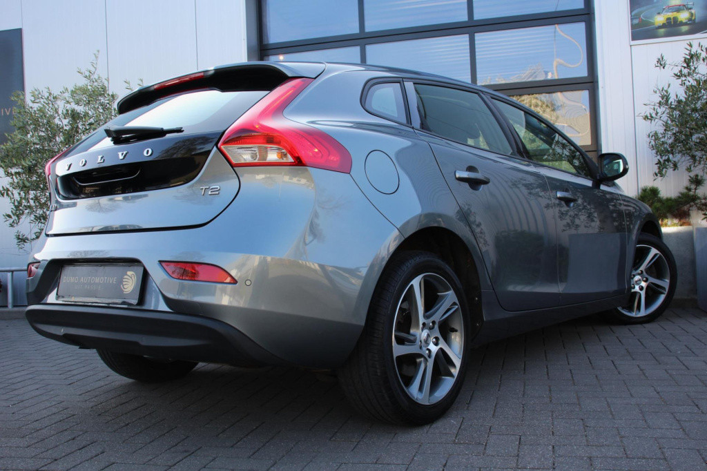 Volvo V40 1.5 t2 momentum automaat - pdc rondom + camera - full led - navi 