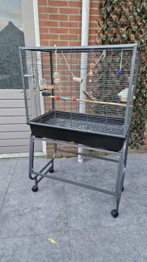 Vogelkooi op verrijdbare wieltjes