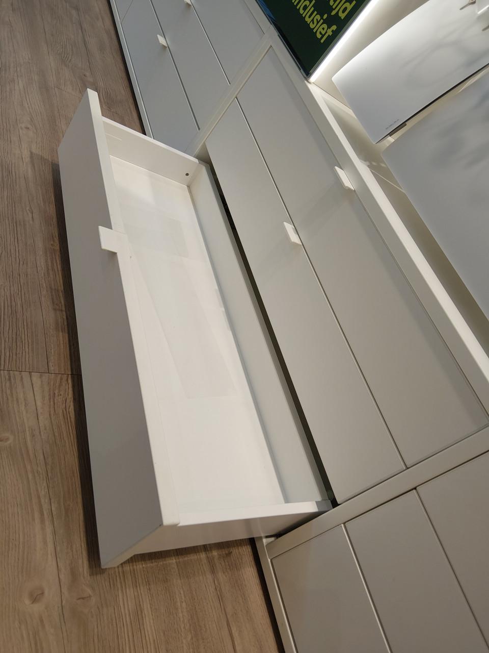 Winkelinrichting / lades / vitrinekast / brillenmolen