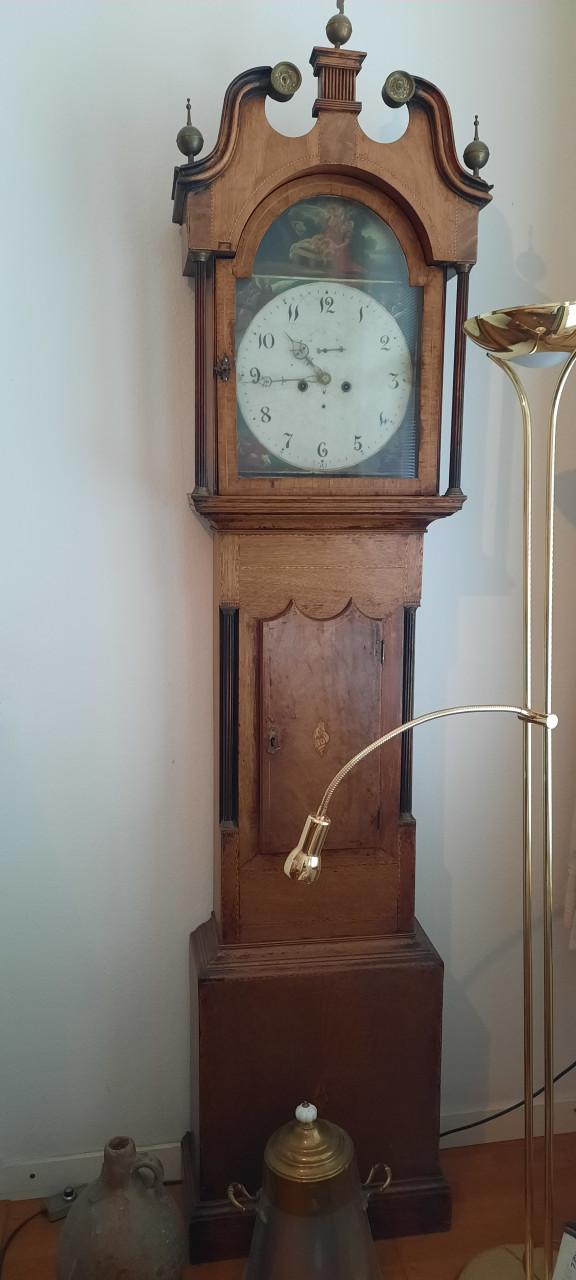 Mooie antieke kast met veel bergruimte en staande klok