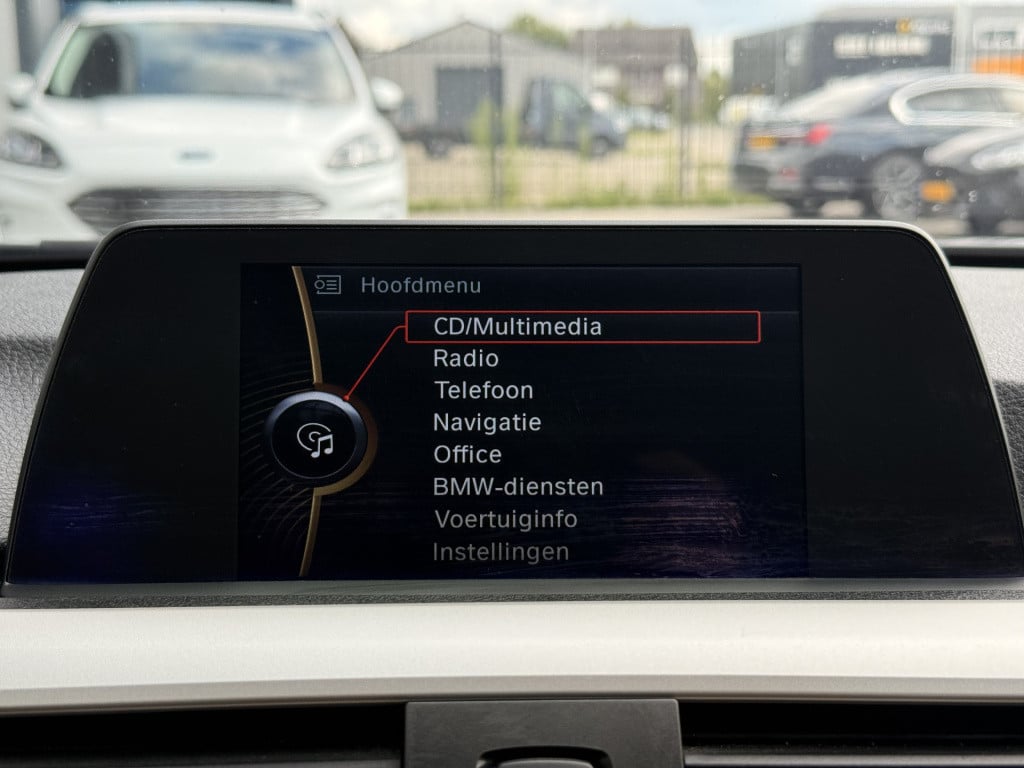 BMW 3-serie 320i high executive | navi | leder | 260pk | elect trekhaak |
