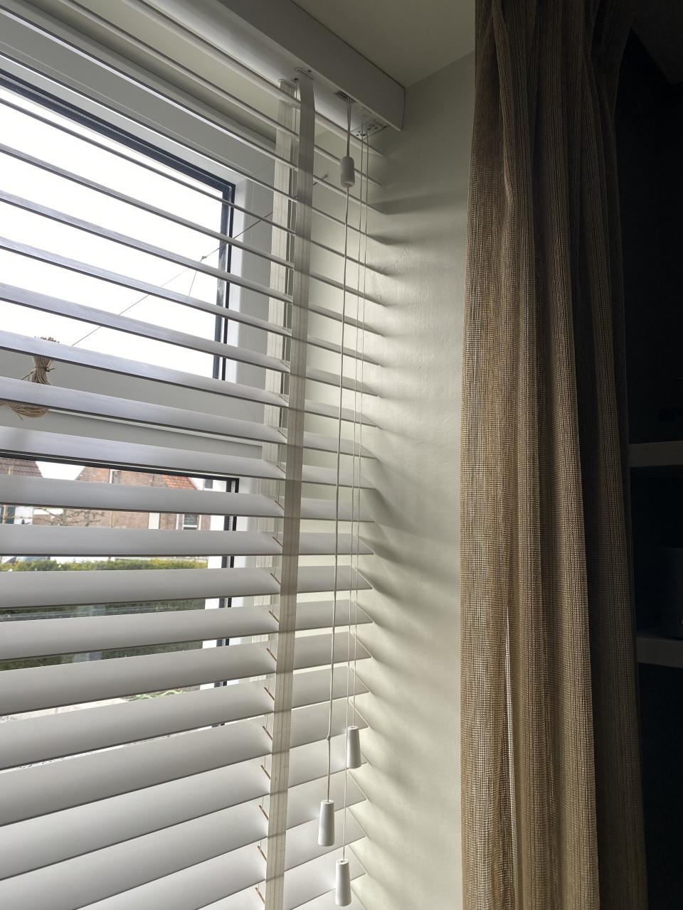 Zware witte JALOEZIEËN