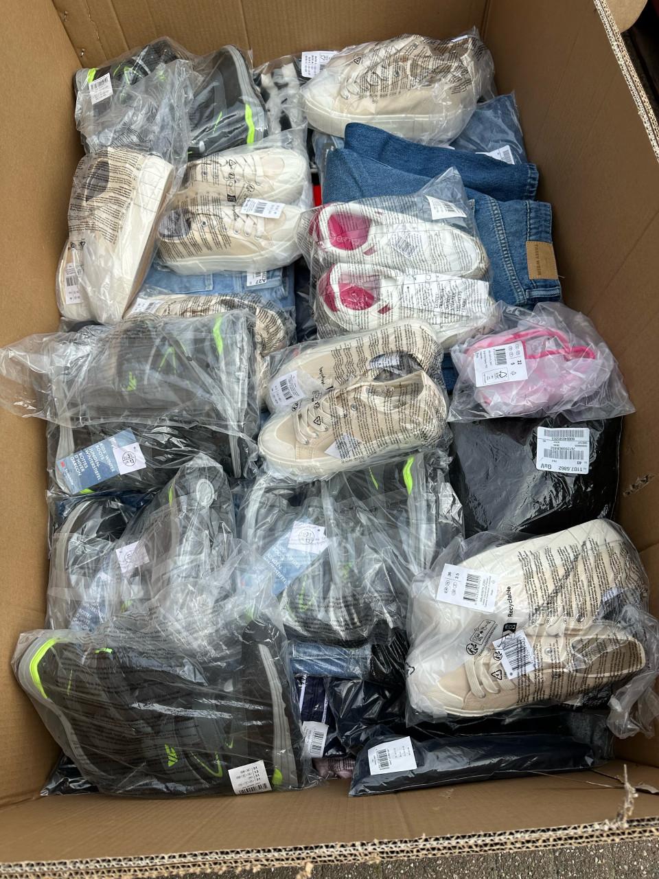 Nieuwe kleding (dames, kinderen, heren) €2 per stuk