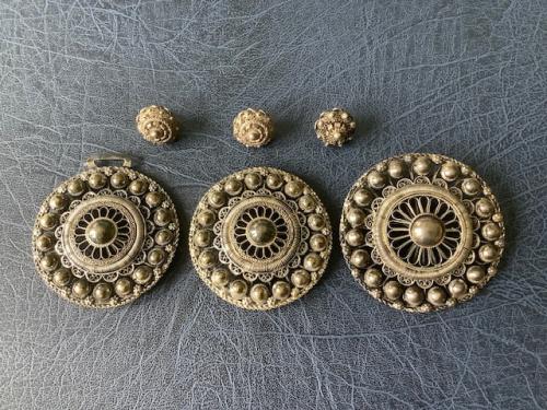 Zeeuwse knop (klederdracht) , zilver.