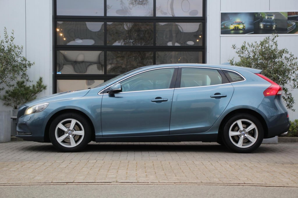 Volvo V40 1.6 t3 momentum -xenon - trekhaak - navi - achteruitrij camera - 