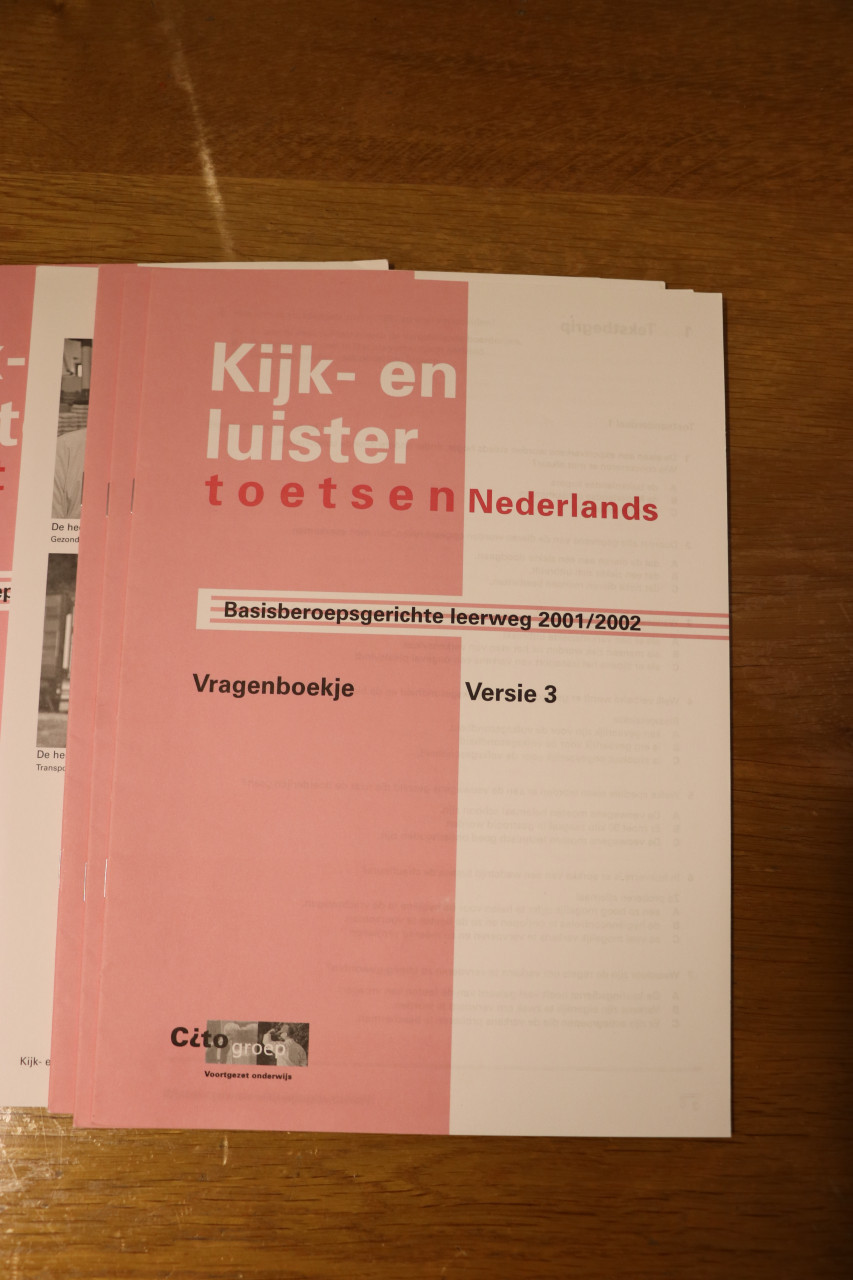 Kijk- en luistertoets Nederland Basisberoepsgerichte leerweg 2001/2002