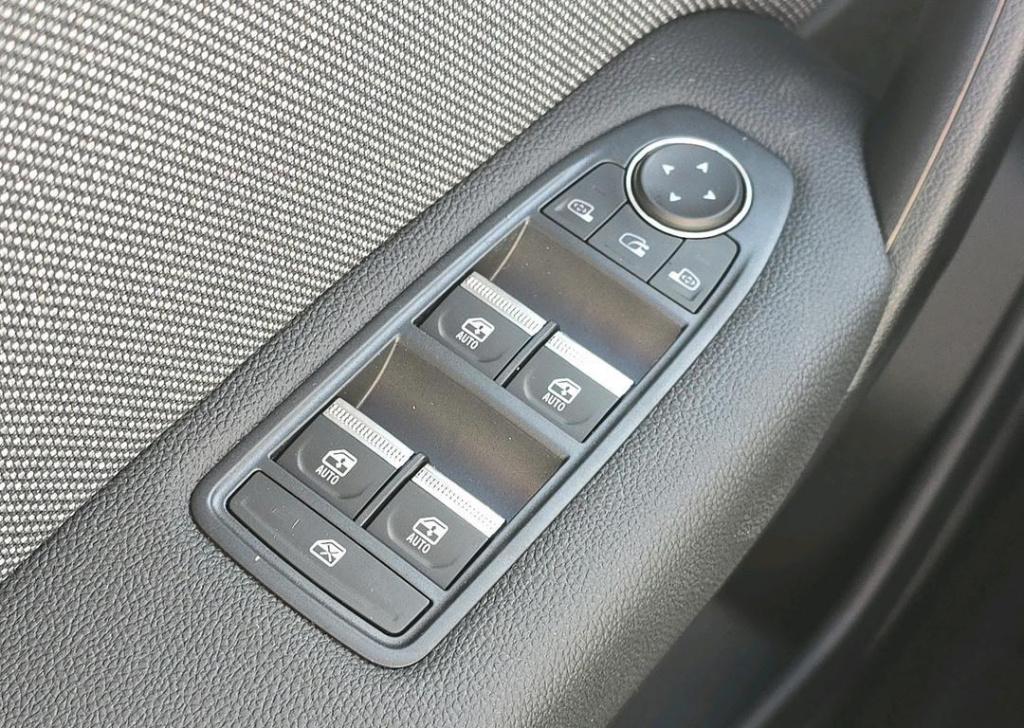 Renault Captur 1.8 e-tech full hybrid 160 techno - two-tone kleurstelling /