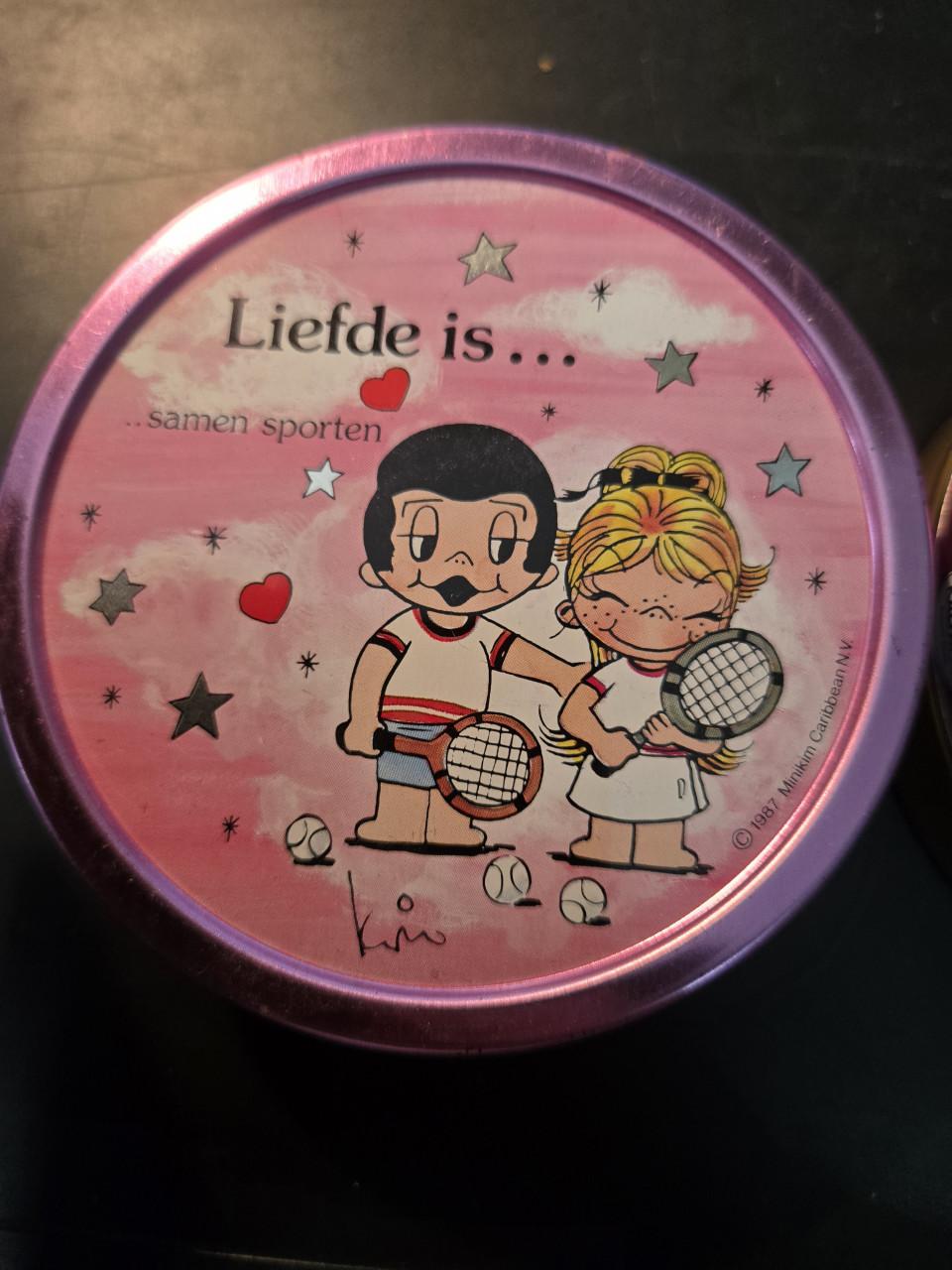 2 snoepblikjes uit 1987  "Liefde is..." cartoon van Kalfany  Ø 10cm
