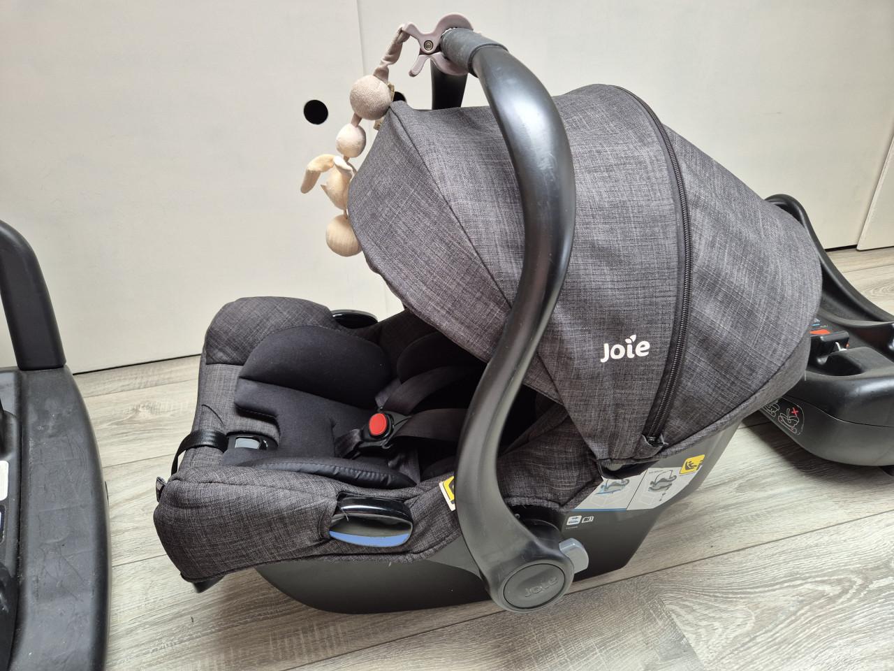 Baby maxi cosi (auto)stoel van Joie + 2 bases voor in de auto('s)
