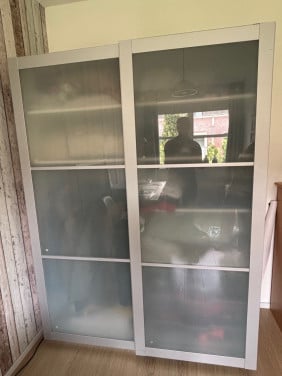 Pax kast met zweefdeuren in melkglas
