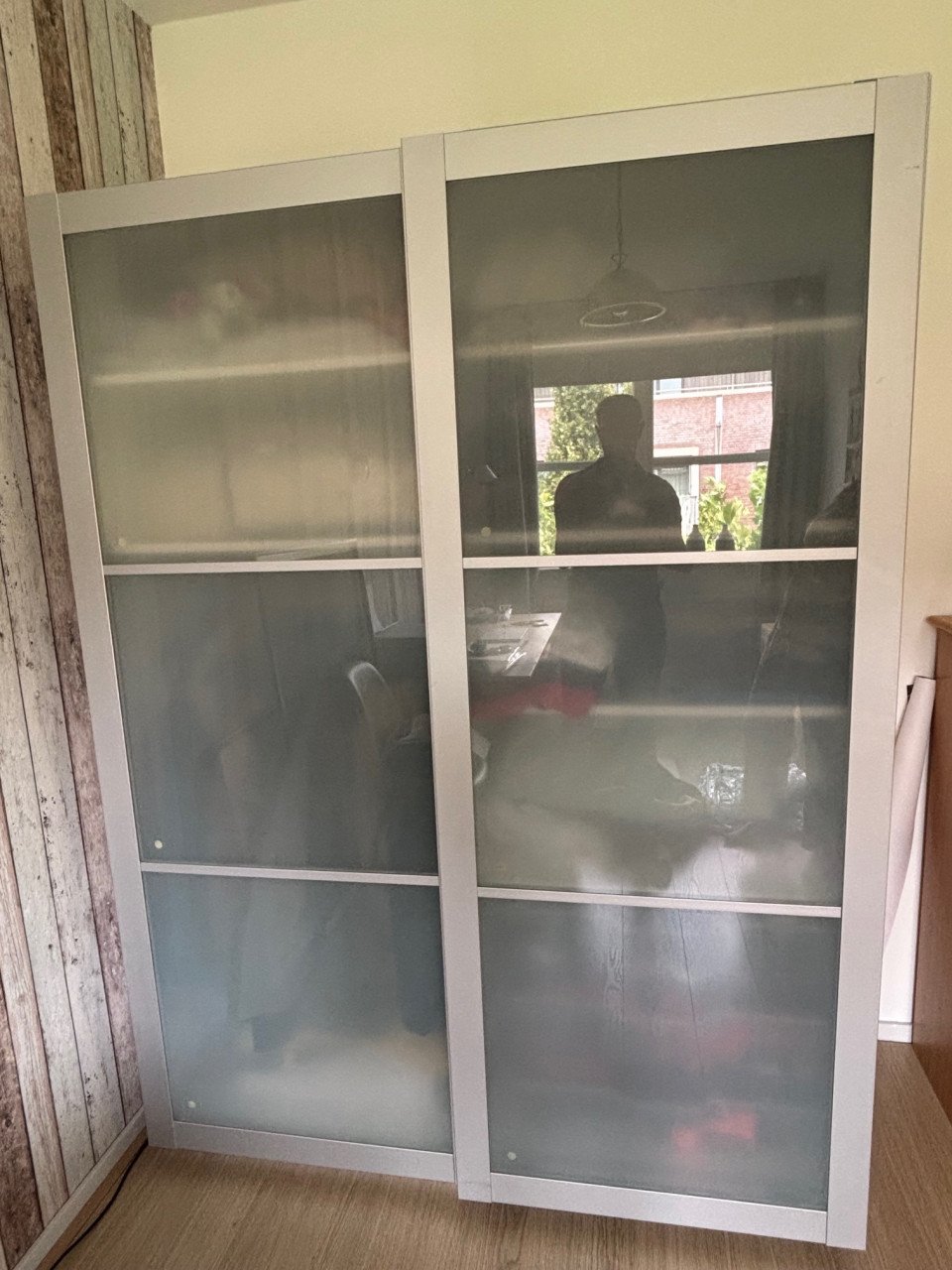 Pax kast met zweefdeuren in melkglas