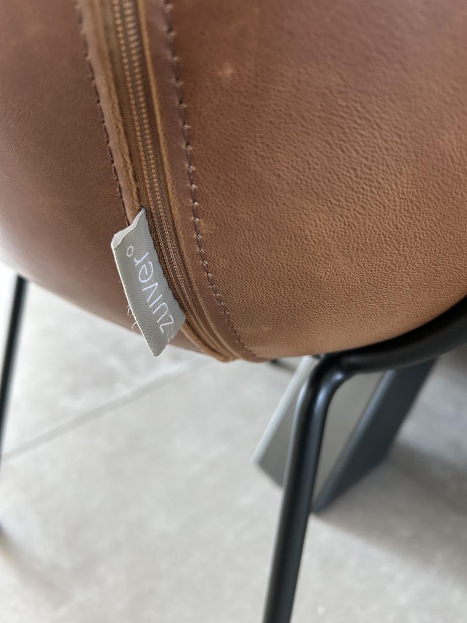 Mooie eetkamertafel en design leren stoelen