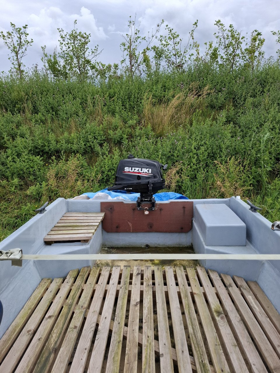 Polyester visbootje met trailer en 6pk suzuki