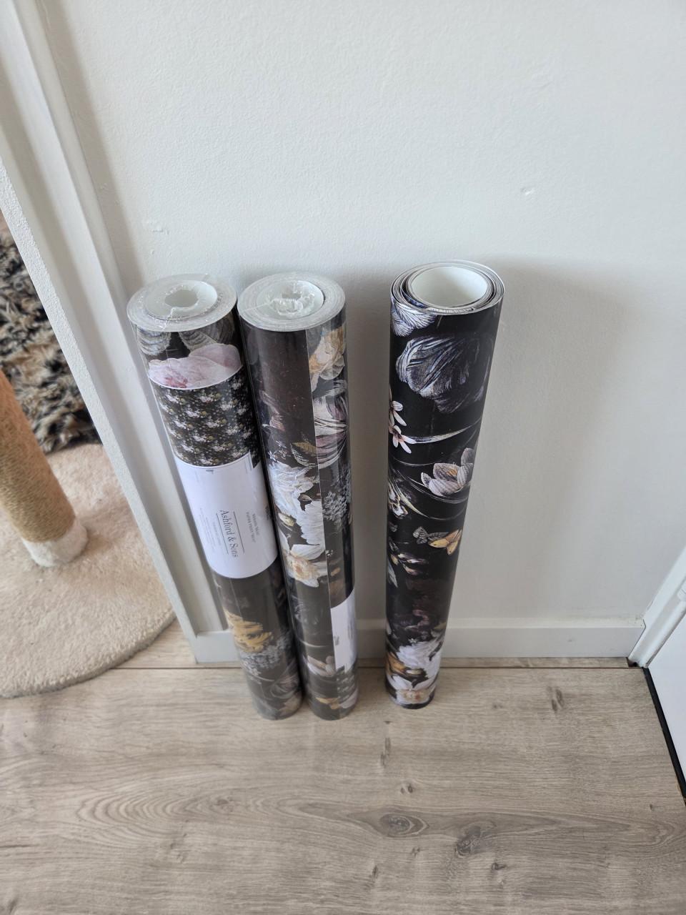 Behang zwart met bloemen